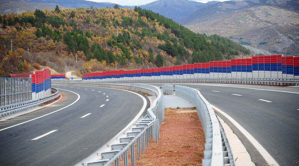 Vucic inauguron kilometrat e para te rruges qe lidhet me Prishtinen e Tiranen
